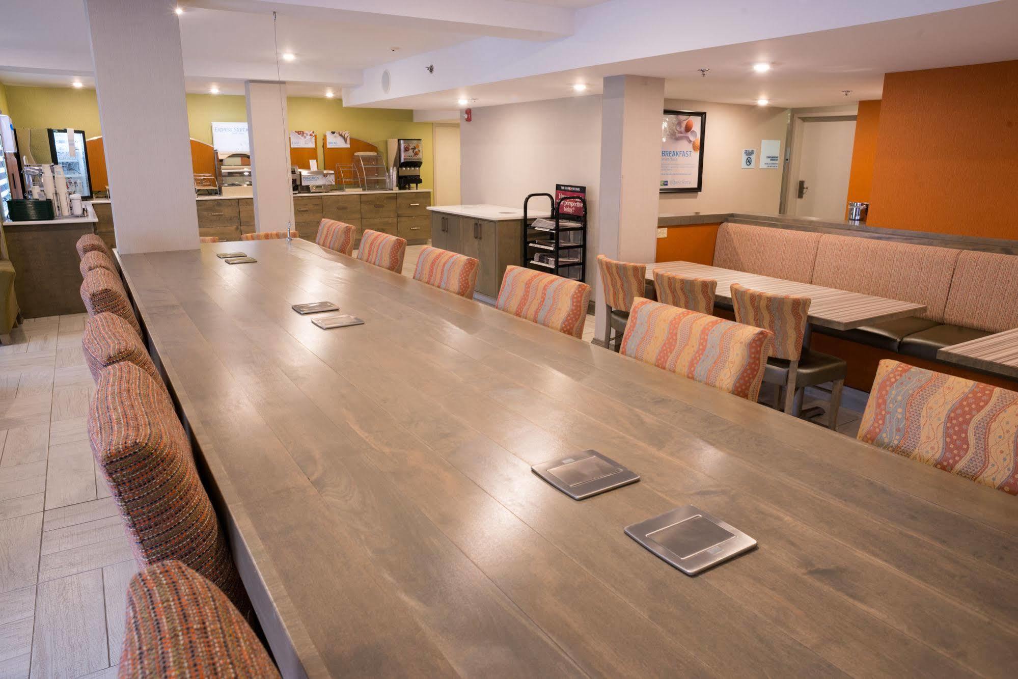 Holiday Inn Express Hotel & Suites Uptown Fredericton By Ihg Εξωτερικό φωτογραφία
